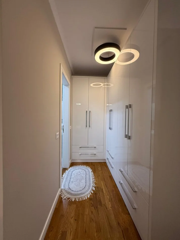 Tirane, jepet me qera apartament 2+1+Ballkon Kati 4, 125 m² 1.200 € (Parku Olimpik)