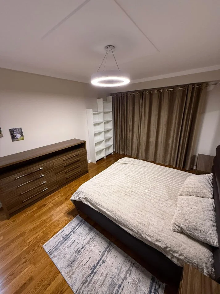 Tirane, jepet me qera apartament 2+1+Ballkon Kati 4, 125 m² 1.200 € (Parku Olimpik)