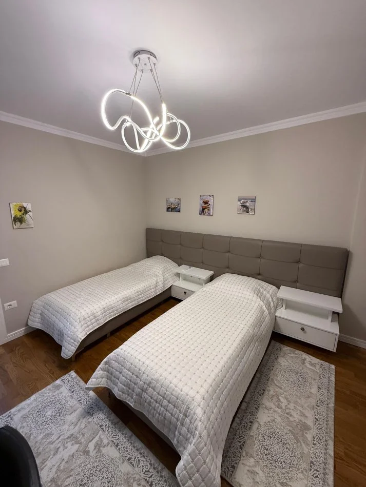 Tirane, jepet me qera apartament 2+1+Ballkon Kati 4, 125 m² 1.200 € (Parku Olimpik)