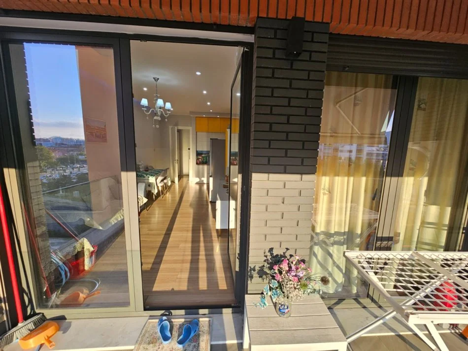 Tirane, jepet me qera apartament 1+1 Kati 3, 77 m² 1.000 € (Rruga e Kavajes)