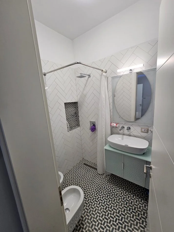 Tirane, jepet me qera apartament 1+1 Kati 3, 77 m² 1.000 € (Rruga e Kavajes)