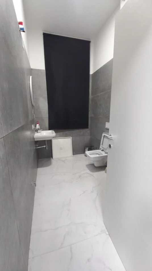 Tirane, jepet me qera zyre Kati 2, 73 m² 1.000 € (Rruga Gjik Kuqali)