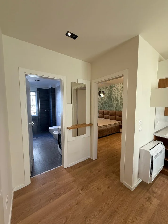 Tirane, jepet me qera apartament 1+1+Ballkon Kati 4, 75 m² 800 € (Rruga e Barrikadave)