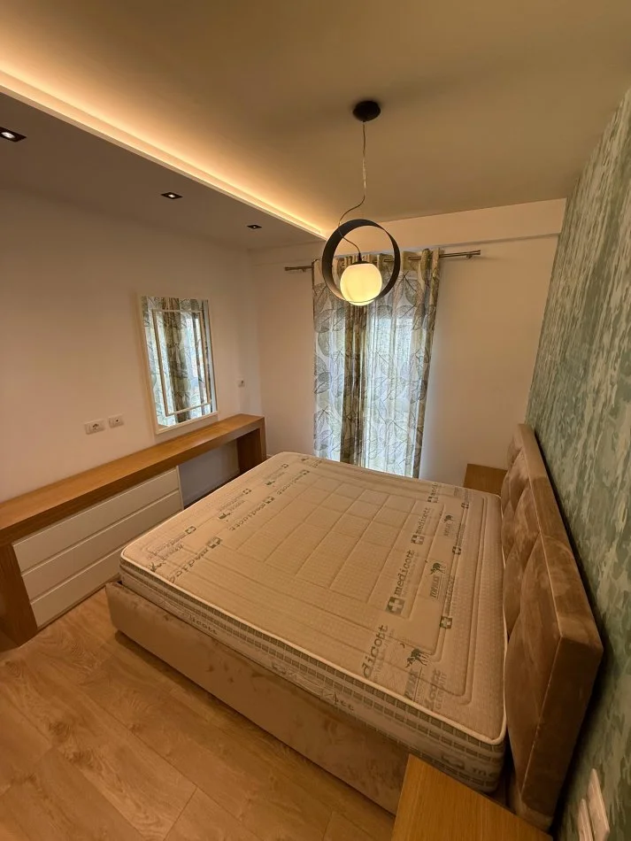 Tirane, jepet me qera apartament 1+1+Ballkon Kati 4, 75 m² 800 € (Rruga e Barrikadave)