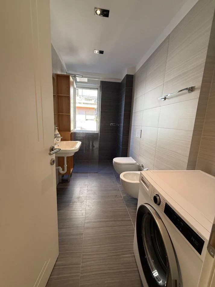 Tirane, jap me qera apartament 1+1 Kati 4, 70 m² (Rruga e Barrikadave)