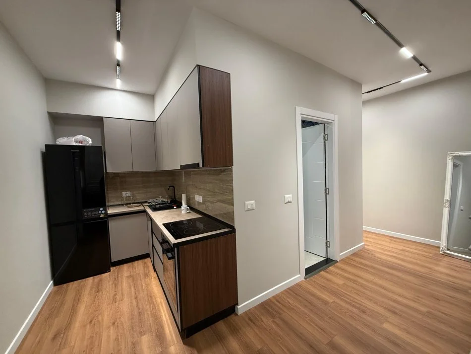 Tirane, jepet me qera apartament 2+1 , 84 m² 800 € (KOMUNA E PARISIT)