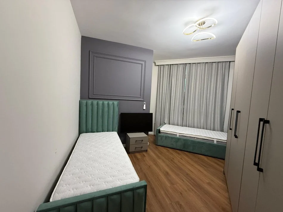 Tirane, jepet me qera apartament 2+1 , 84 m² 800 € (KOMUNA E PARISIT)