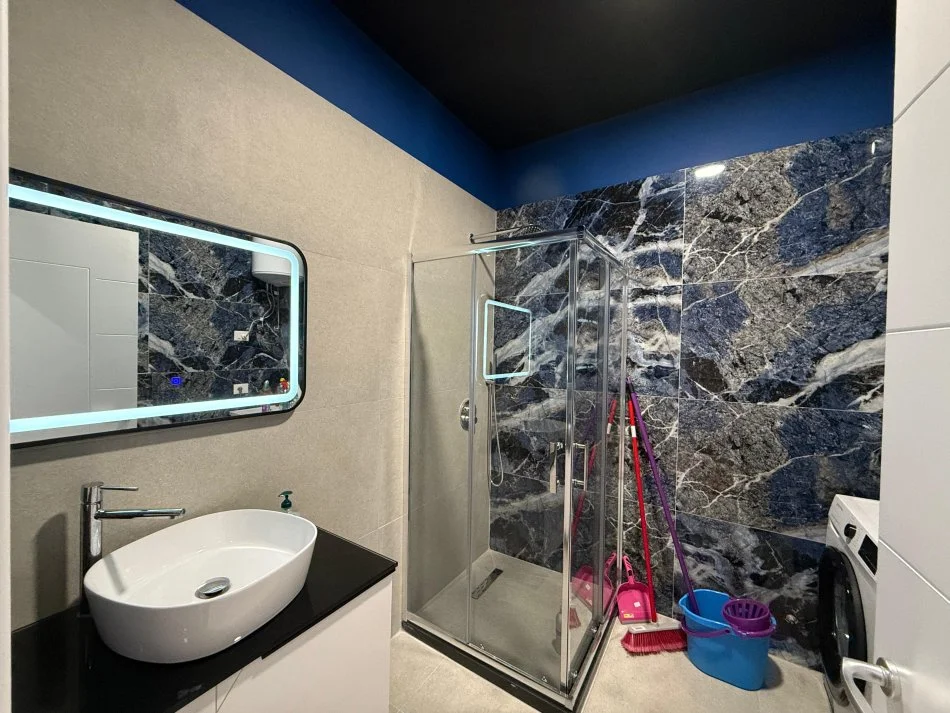 Tirane, jepet me qera apartament 2+1 , 84 m² 800 € (KOMUNA E PARISIT)