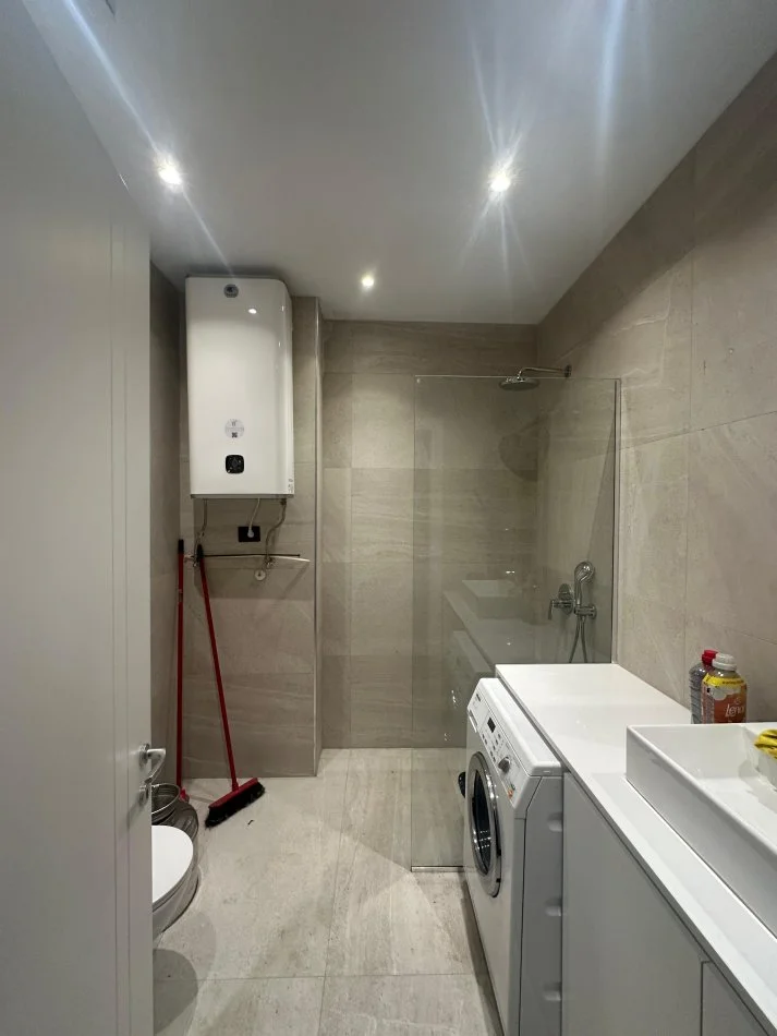 Tirane, jepet me qera apartament 2+1+Ballkon Kati 4, 105 m² 2.000 € (Lion Park)