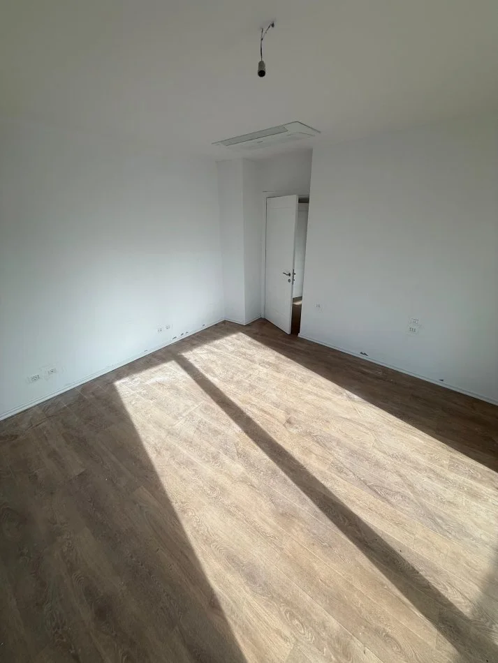 Tirane, jap me qera apartament 3+1+Ballkon Kati 4, 215 m² 2.600 € (Lake View)