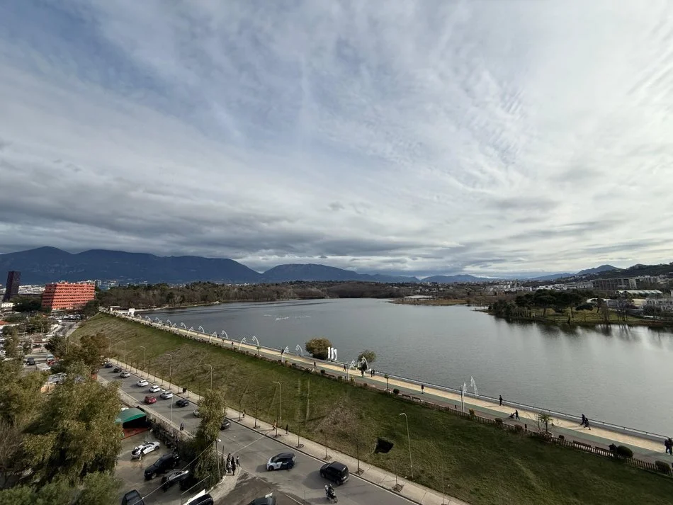 Tirane, jap me qera apartament 3+1+Ballkon Kati 4, 215 m² 2.600 € (Lake View)