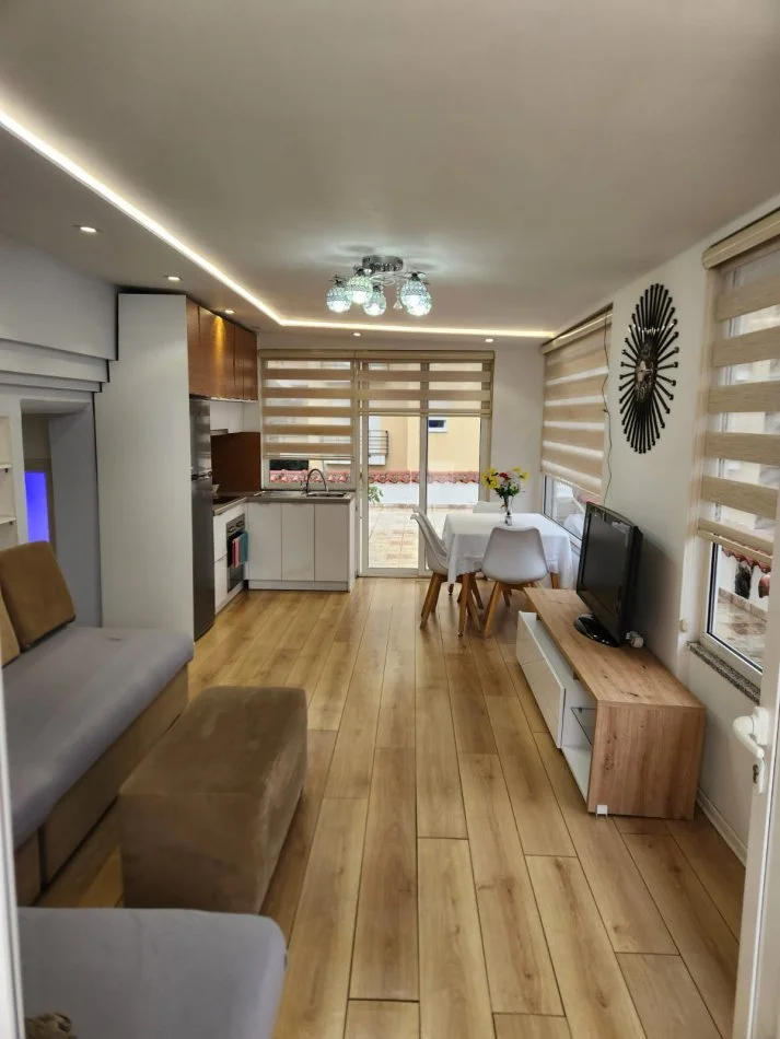 Tirane, jap me qera apartament 2+1+Ballkon Kati 5, 85 m² 450 € (Kodra e Diellit)