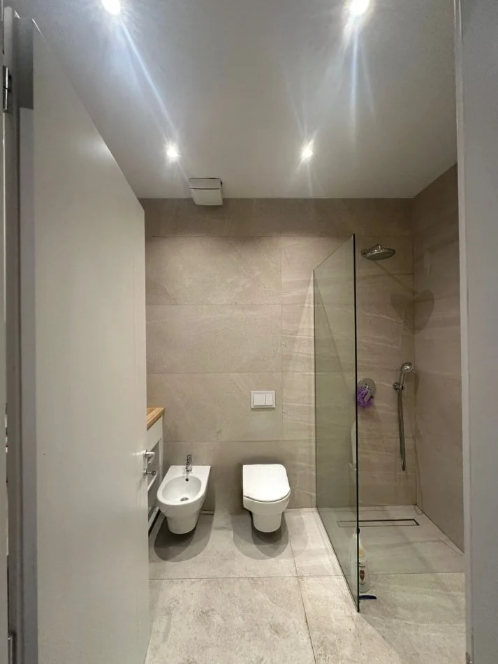 Tirane, jap me qera 2+1+Ballkon Kati 4, 105 m² 2.000 € (Lion Park Rezidenc)