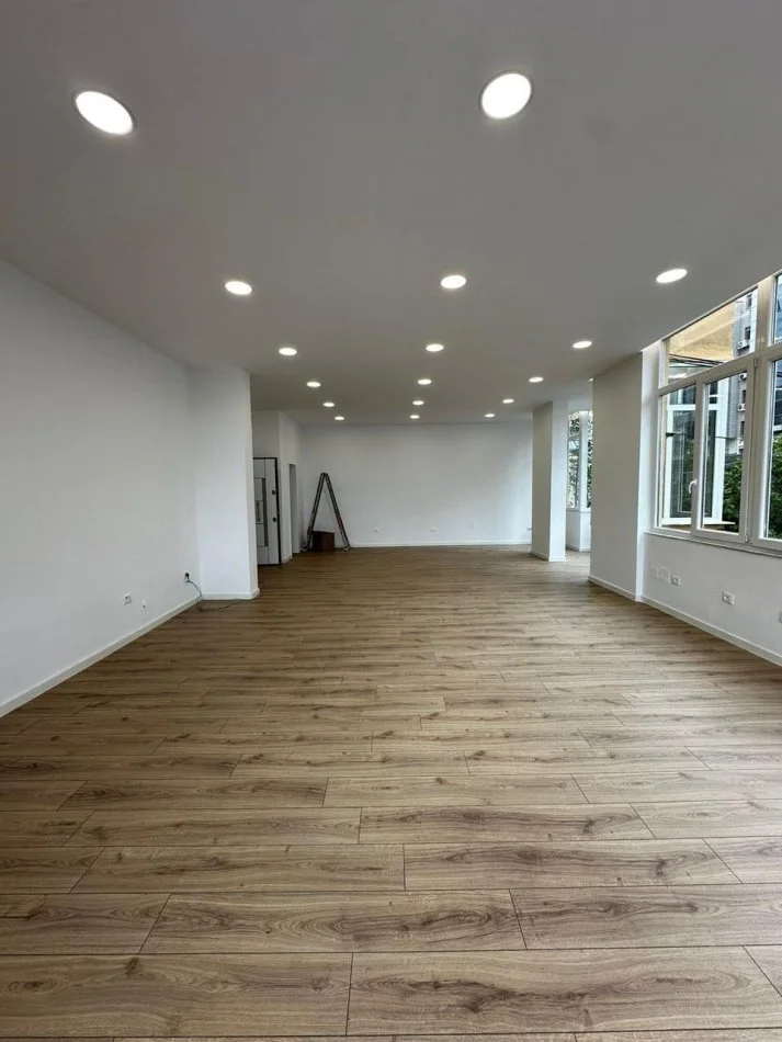 Tirane, jap me qera apartament 1+1 Kati 2, 101 m² 225.000 € (Rr.Kavajes)