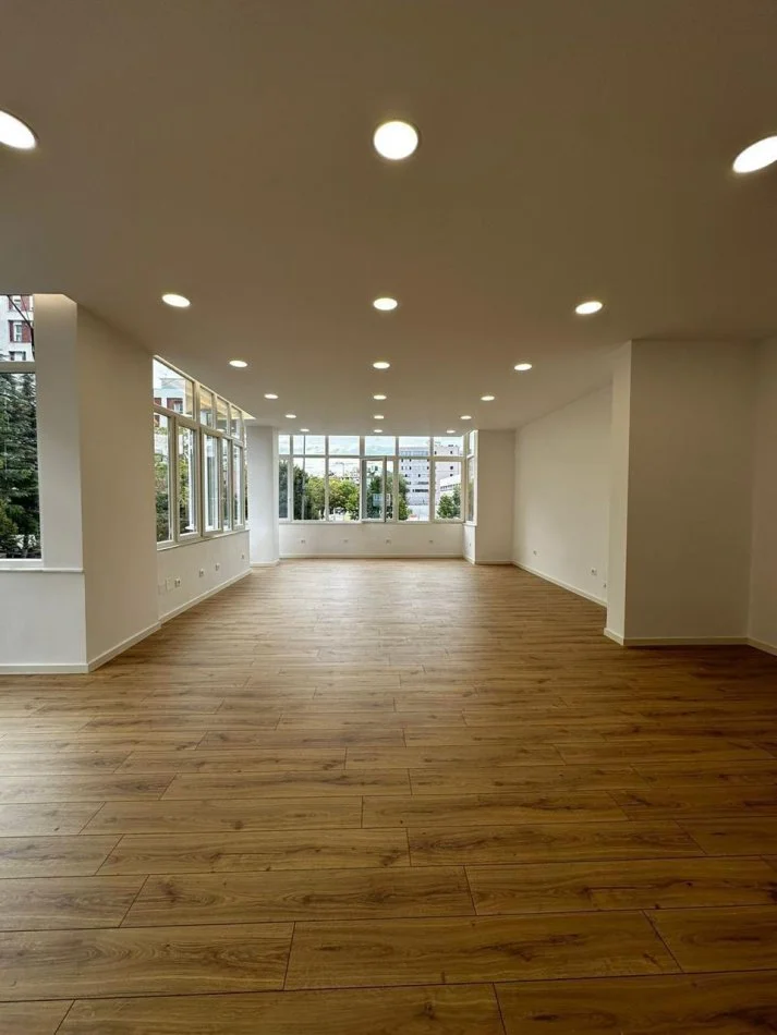 Tirane, jap me qera apartament 1+1 Kati 2, 101 m² 225.000 € (Rr.Kavajes)