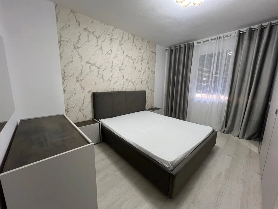 Tirane, jepet me qera apartament 1+1 Kati 3, 63 m² 650 € (Komuna e Parisit)