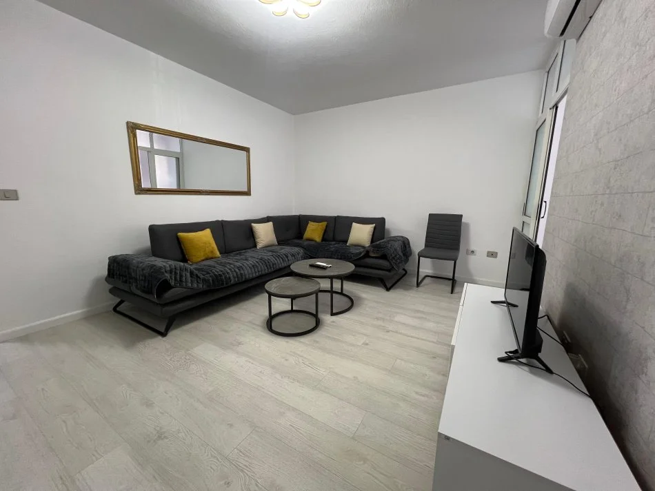 Tirane, jepet me qera apartament 1+1+Ballkon Kati 3, 63 m² 63.000L (Komuna e parisit)