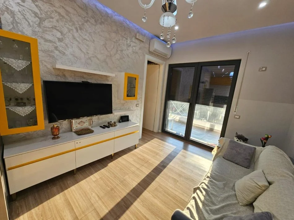 Tirane, jepet me qera apartament 1+1 Kati 3, 73 m² 800 € (RRuga e Kavajes)