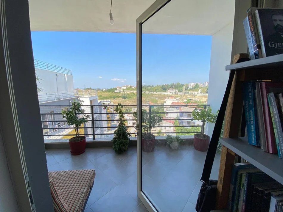 Tirane, jepet me qera apartament 2+1+Ballkon Kati 3, 110 m² 450 € (Rruga Alexander Konda)