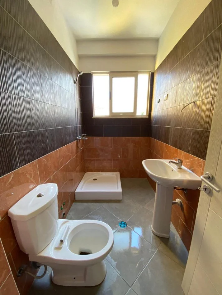 Tirane, jepet me qera apartament 2+1+Ballkon Kati 3, 110 m² 450 € (Rruga Alexander Konda)