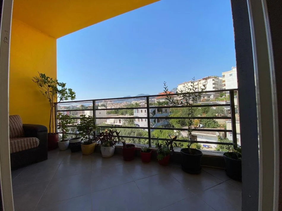 Tirane, jepet me qera apartament 2+1+Ballkon Kati 3, 110 m² 450 € (Rruga Alexander Konda)