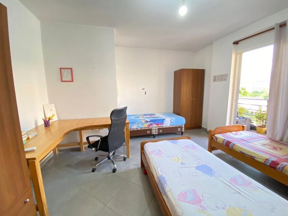 Tirane, jepet me qera apartament 2+1+Ballkon Kati 3, 110 m² 450 € (Rruga Alexander Konda)