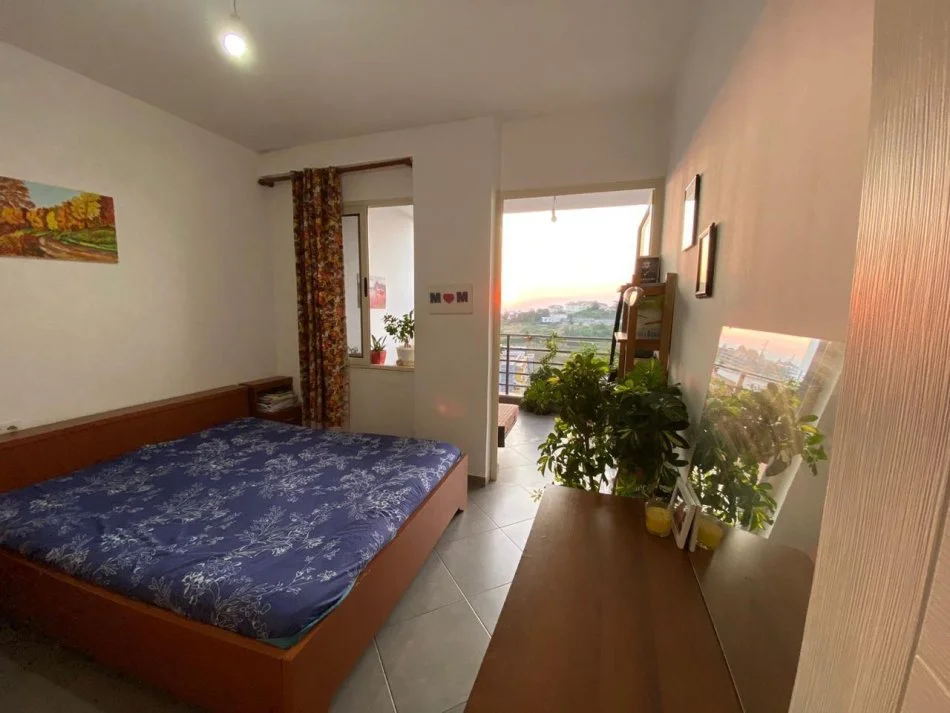 Tirane, jepet me qera apartament 2+1+Ballkon Kati 3, 110 m² 450 € (Rruga Alexander Konda)