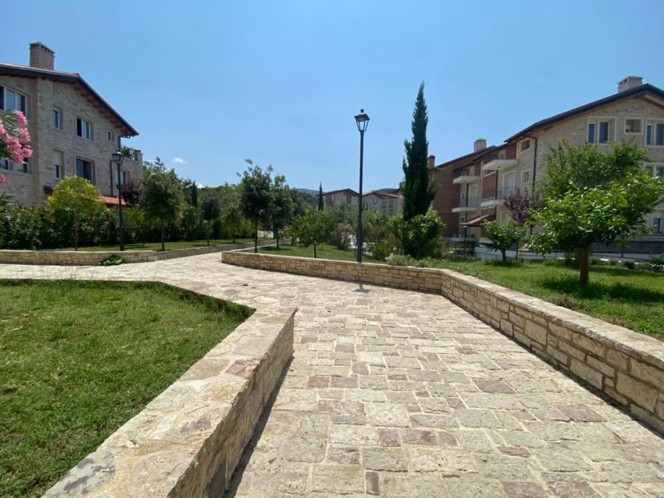 Tirane, jepet me qera apartament+verande | Penthouse 3+1+Aneks+Ballkon Kati 3, 200 m² 1.500 € (Secret Garden, Prane TEG)