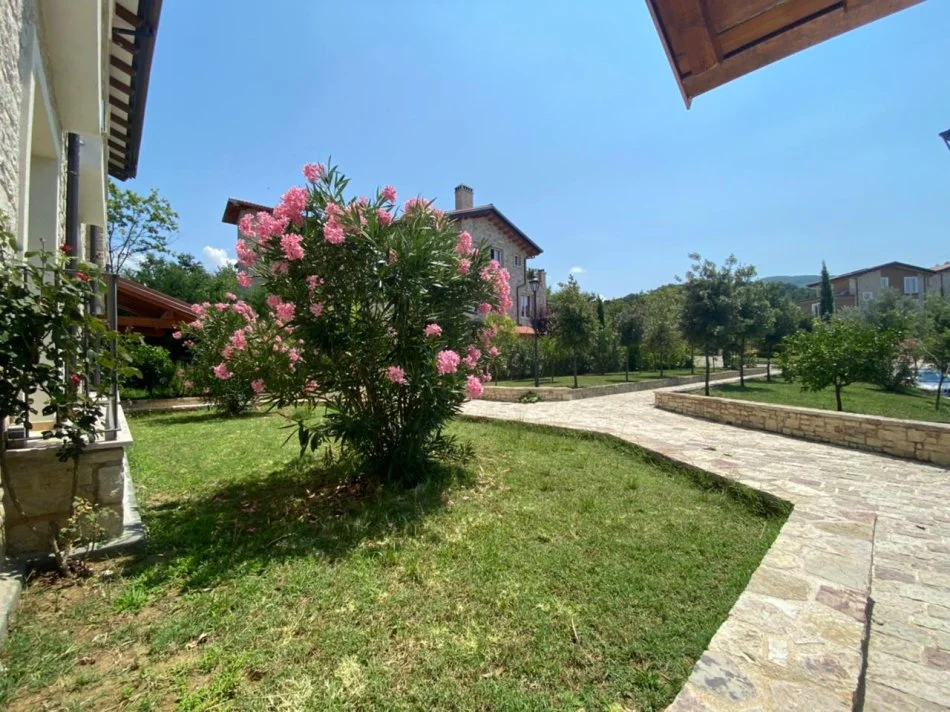 Tirane, jepet me qera apartament+verande | Penthouse 3+1+Aneks+Ballkon Kati 3, 200 m² 1.500 € (Secret Garden, Prane TEG)