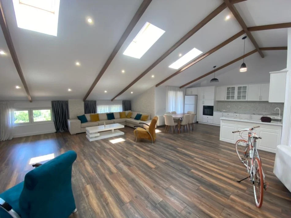 Tirane, jepet me qera apartament+verande | Penthouse 3+1+Aneks+Ballkon Kati 3, 200 m² 1.500 € (Secret Garden, Prane TEG)