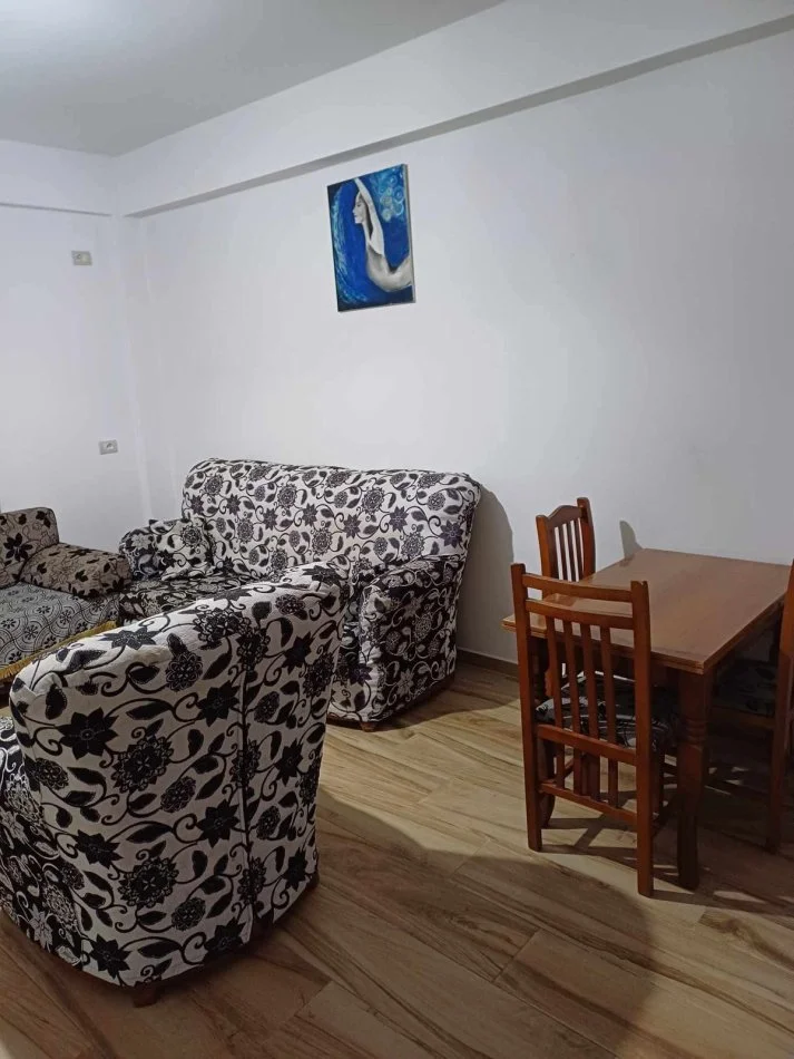 Durres, jepet me qera shtepi 1+1 Kati 0, 70 m² (Kenete)