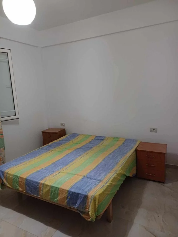 Durres, jepet me qera shtepi 1+1 Kati 0, 70 m² (Kenete)