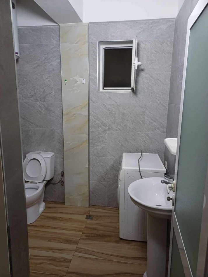 Durres, jepet me qera shtepi 1+1 Kati 0, 70 m² (Kenete)