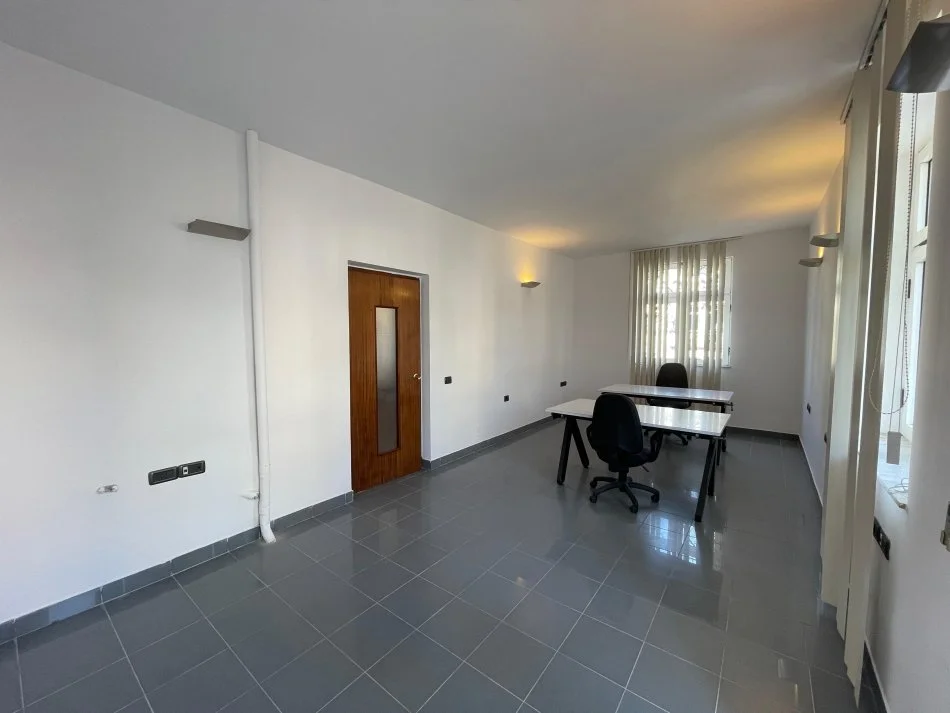 Tirane, jepet me qera zyre Kati 4, 65 m² 500 € (Myslym Shyri)