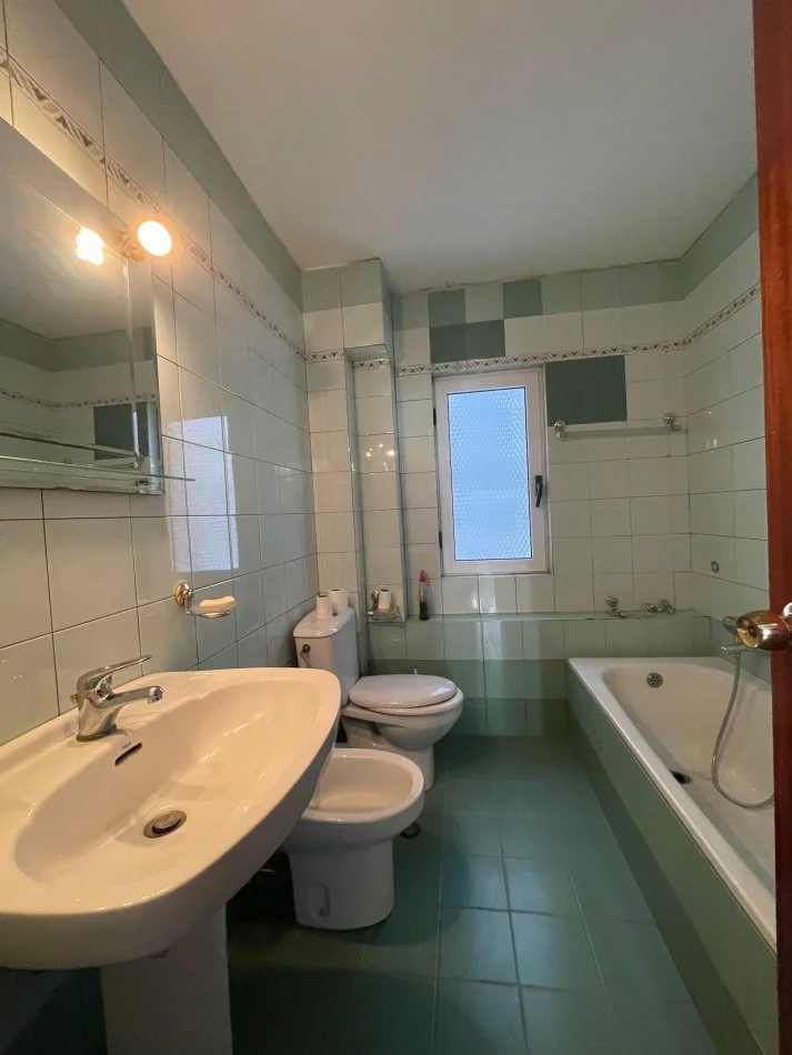 Tirane, jepet me qera zyre Kati 4, 65 m² 500 € (Myslym Shyri)