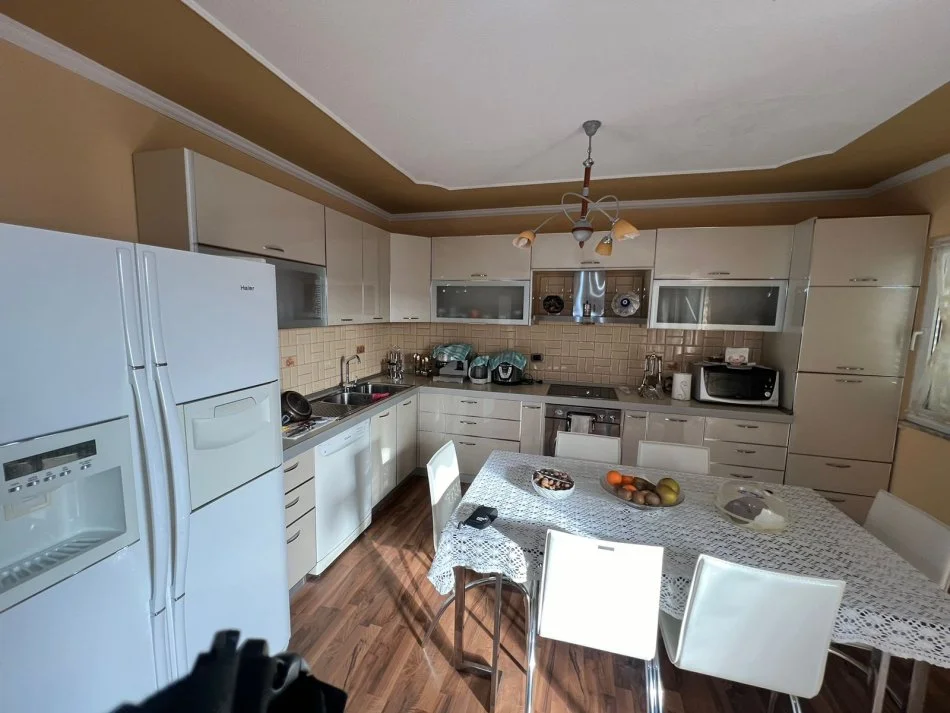 Durres, shitet apartament 3+1+Aneks+Ballkon Kati 5, 160 m² 140.000 € (Fusha e Reres)