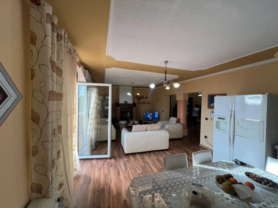 Durres, shitet apartament 3+1+Aneks+Ballkon Kati 5, 160 m² 140.000 € (Fusha e Reres)