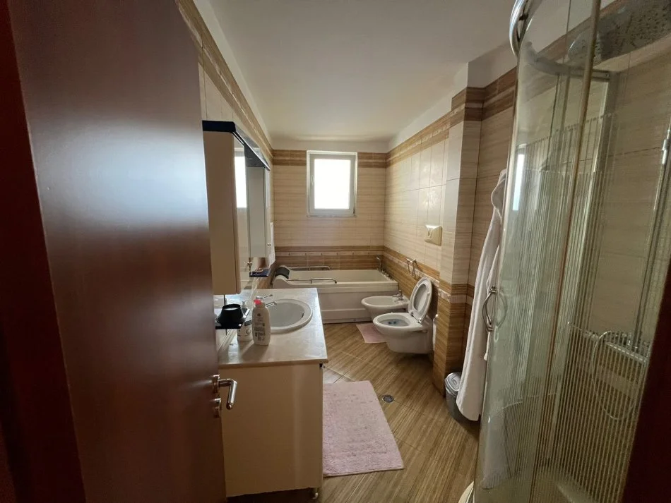 Durres, shitet apartament 3+1+Aneks+Ballkon Kati 5, 160 m² 140.000 € (Fusha e Reres)