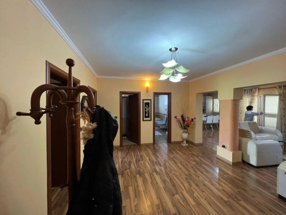 Durres, shitet apartament 3+1+Aneks+Ballkon Kati 5, 160 m² 140.000 € (Fusha e Reres)