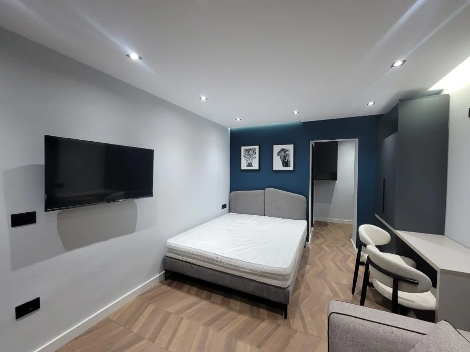 Tirane, shitet apartament 1+1 Kati 1, 90 m² (21 dhjetori,Rruga Kavajes)