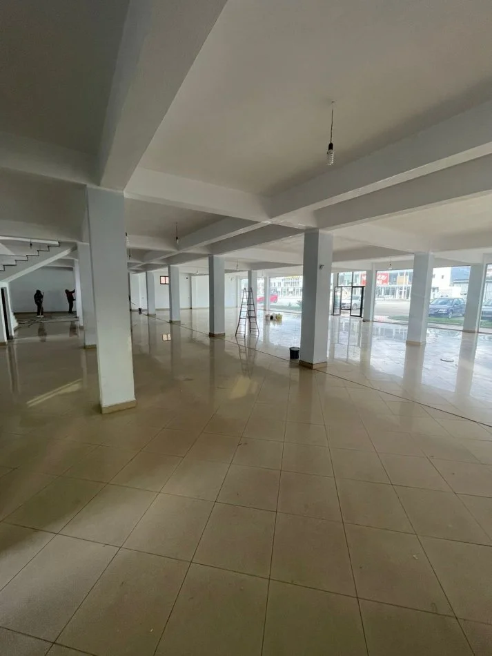 Tirane, jap me qera ambjent biznesi Kati 0, 1.000 m² 2.200 € (Nikle)