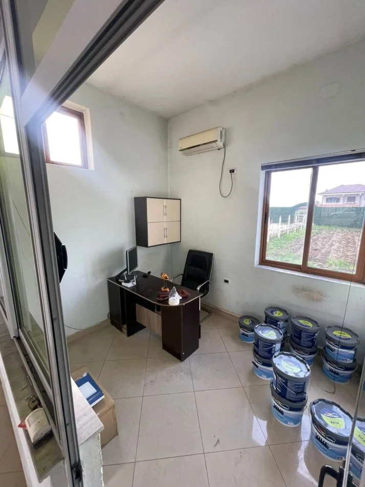 Tirane, jap me qera ambjent biznesi Kati 0, 1.000 m² 2.200 € (Nikle)