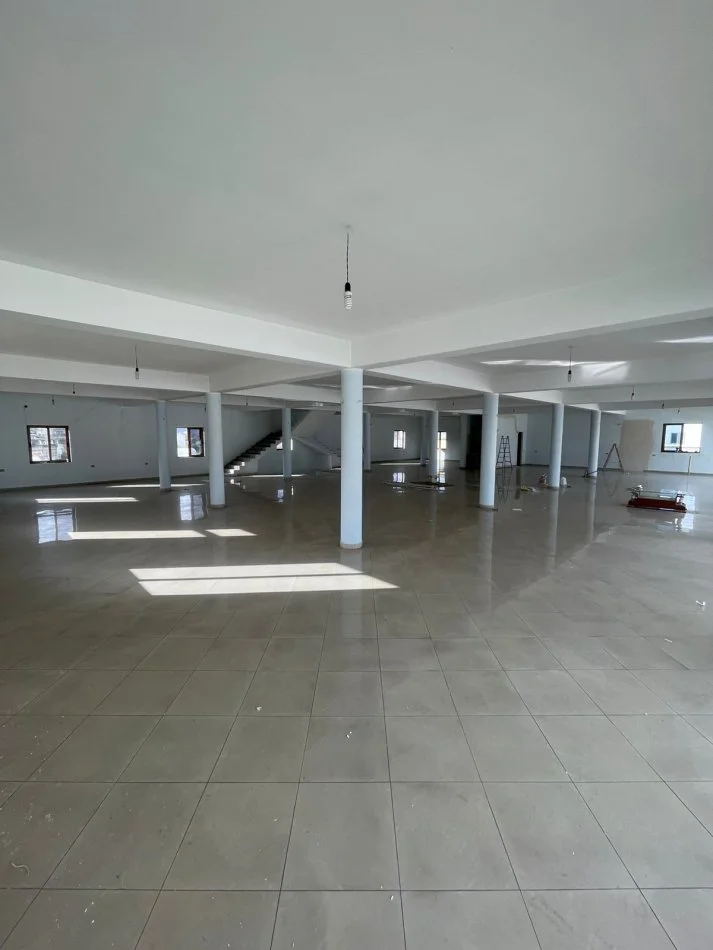 Tirane, jap me qera ambjent biznesi Kati 0, 1.000 m² 2.200 € (Nikle)