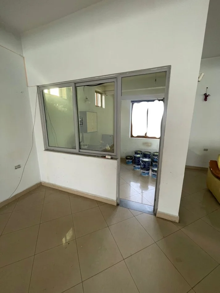 Tirane, jap me qera ambjent biznesi Kati 0, 1.000 m² 2.200 € (Nikle)