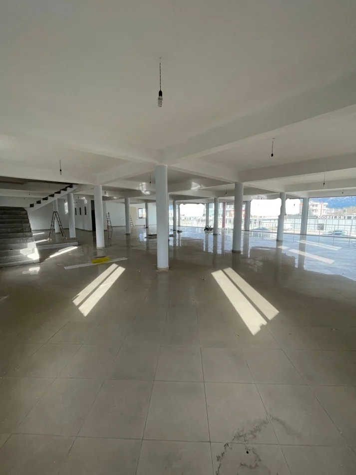Tirane, jap me qera ambjent biznesi Kati 0, 1.000 m² 2.200 € (Nikle)