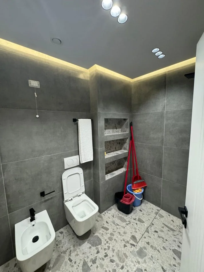 Tirane, jap me qera apartament 2+1+Ballkon Kati 11, 126 m² 2.000 € (Liqeni i That)