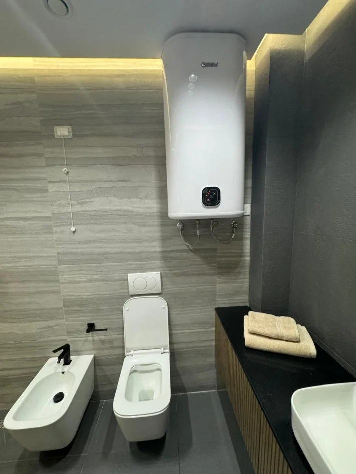 Tirane, jap me qera apartament 2+1+Ballkon Kati 11, 126 m² 2.000 € (Liqeni i That)