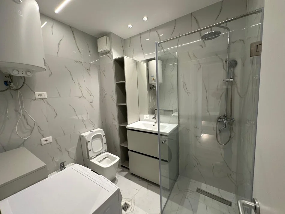 Tirane, jepet me qera apartament 2+1 Kati 5, 84 m² 600 € (Laprake)