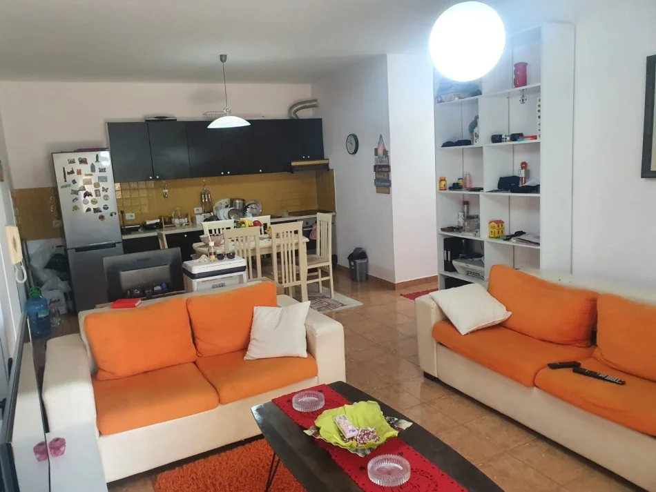 Tirane, jepet me qera apartament 2+1+Ballkon Kati 3, 100 m² 560 € (Bulevardi Zhan D'Ark)