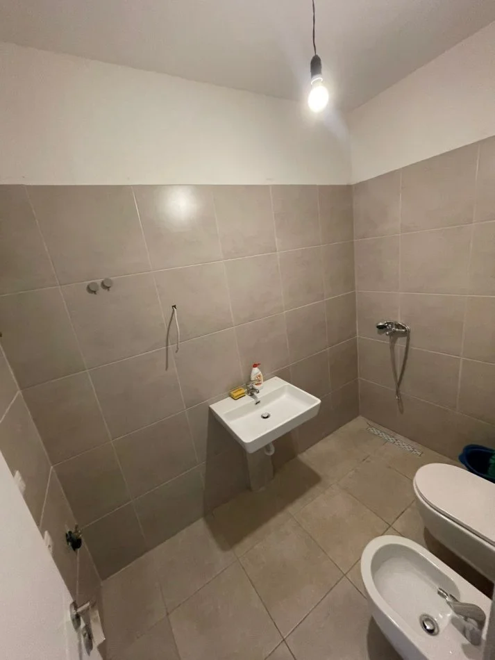 Tirane, jap me qera apartament 2+1 Kati 2, 65 m² 350 € (Fusha Aviacionit)